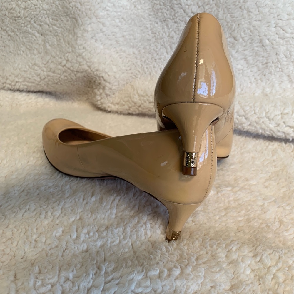 Tory Burch: Women’s nude leather pumps size 6